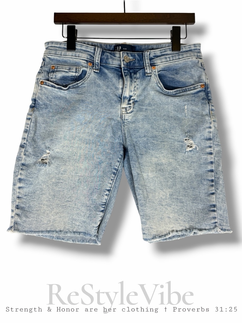 GAP Women’s Size 6/28 Shorts Denim Jean 9” Bermuda Style Stretch Raw Hem